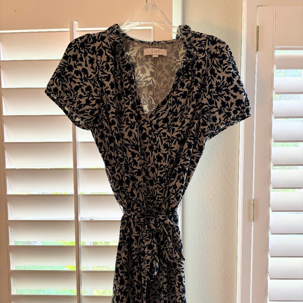 Ann Taylor Loft Flirty Dress - Medium Tall Gray Floral Elastic Waist Sash